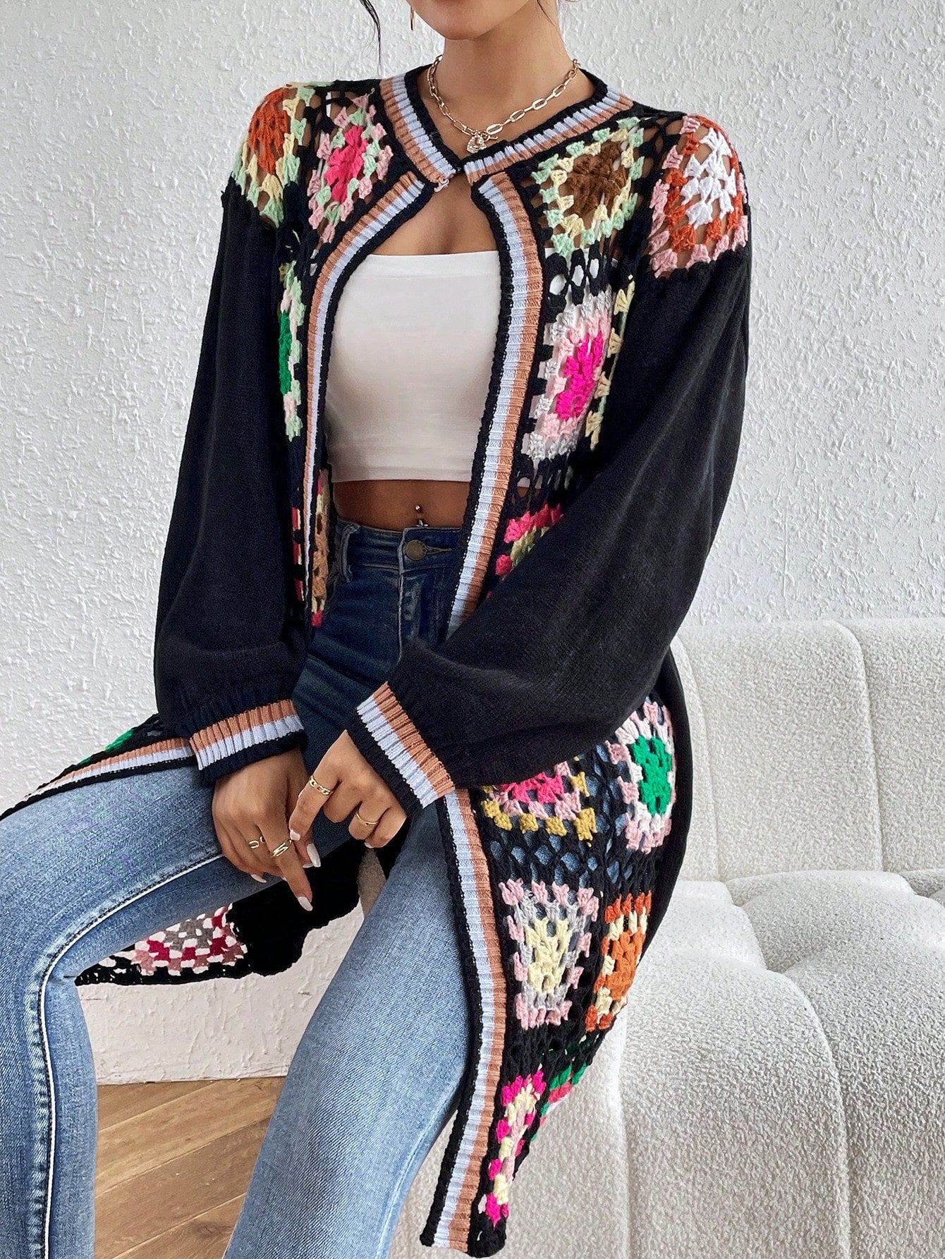 كارديجان بكتف سقاط, بأشرطة مخططة بنمط هندسي