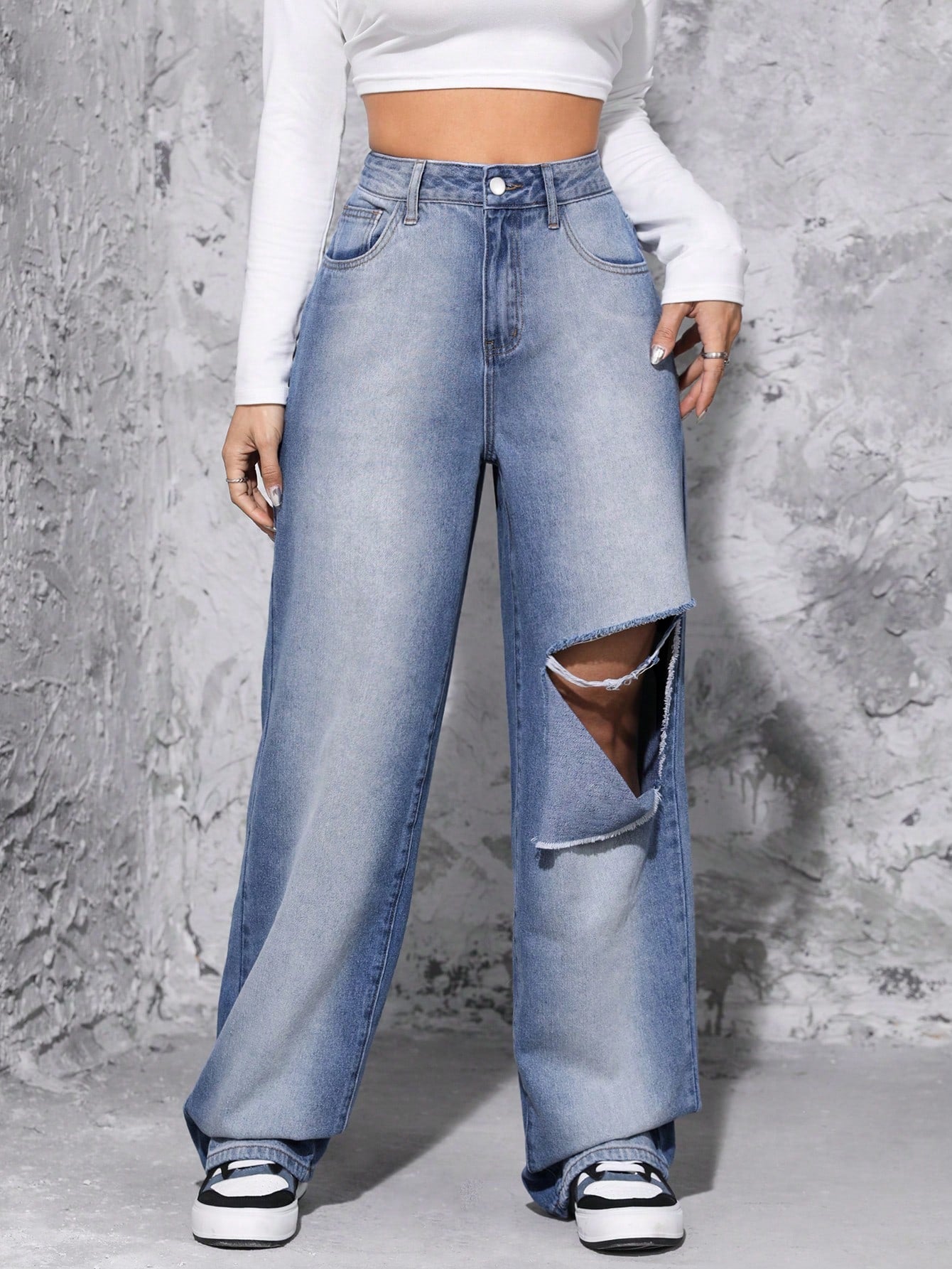 جينز ممزق عالي الخصر وواسع الساق
