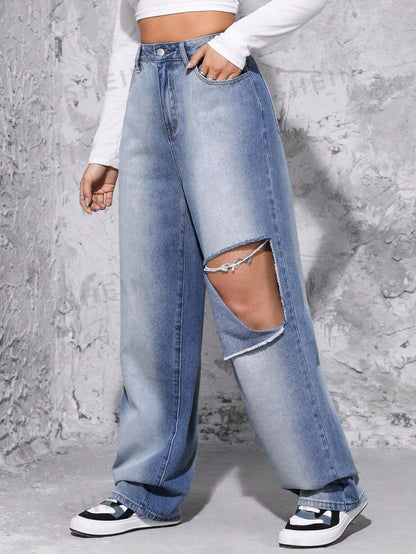 جينز ممزق عالي الخصر وواسع الساق