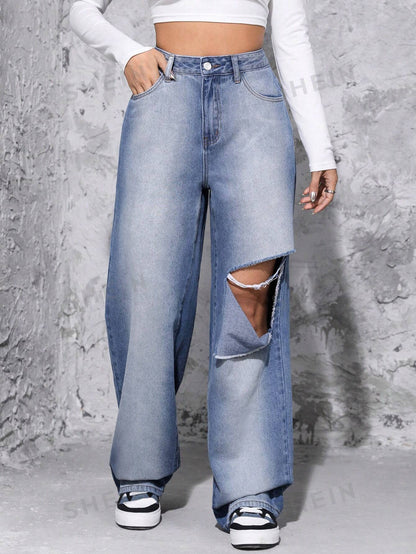 جينز ممزق عالي الخصر وواسع الساق