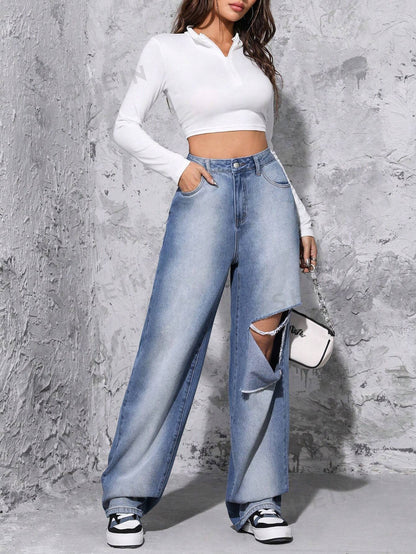 جينز ممزق عالي الخصر وواسع الساق