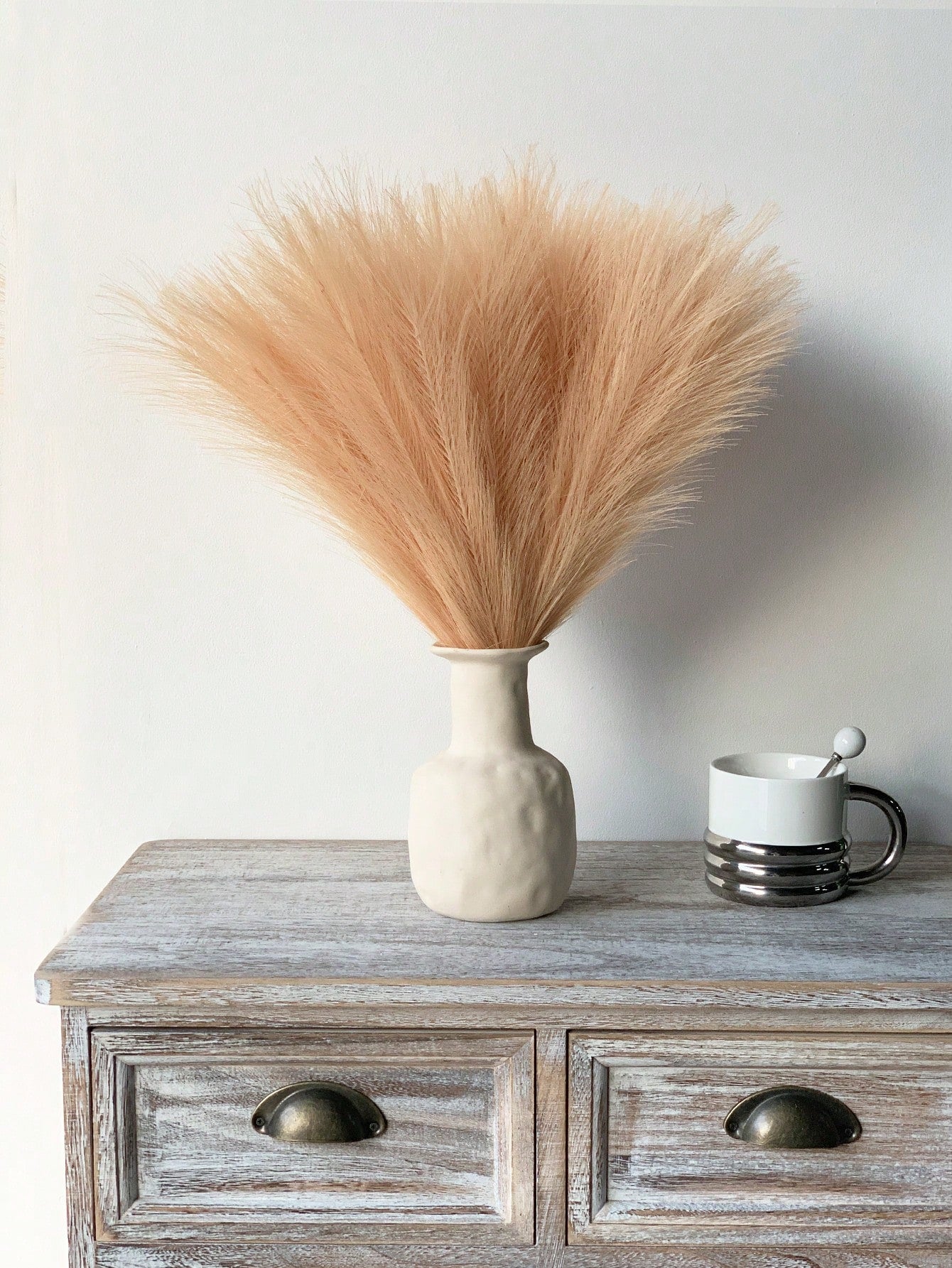 نبات صناعي من الألياف قصير الساق مكون من 6افرع زهرية لنبات الريش في لون الكاكي