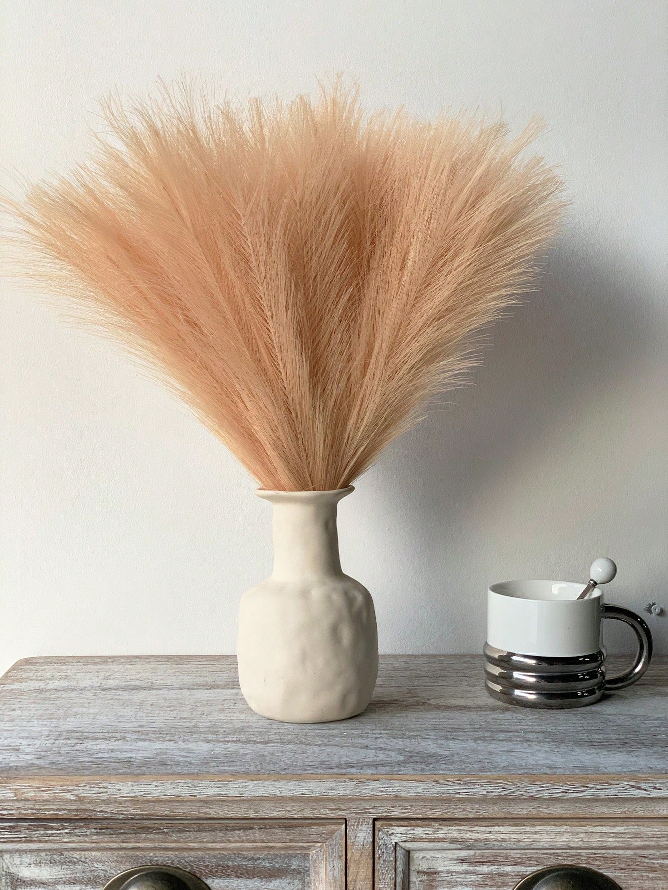 نبات صناعي من الألياف قصير الساق مكون من 6افرع زهرية لنبات الريش في لون الكاكي