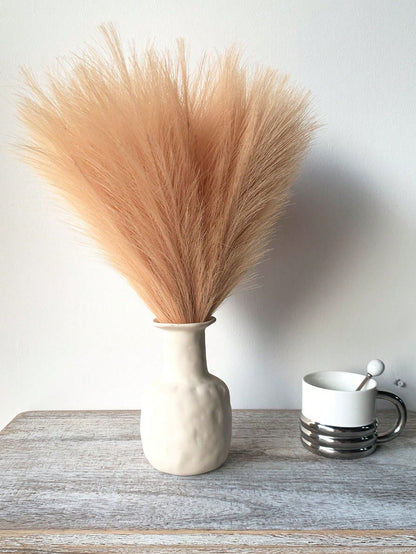 نبات صناعي من الألياف قصير الساق مكون من 6افرع زهرية لنبات الريش في لون الكاكي