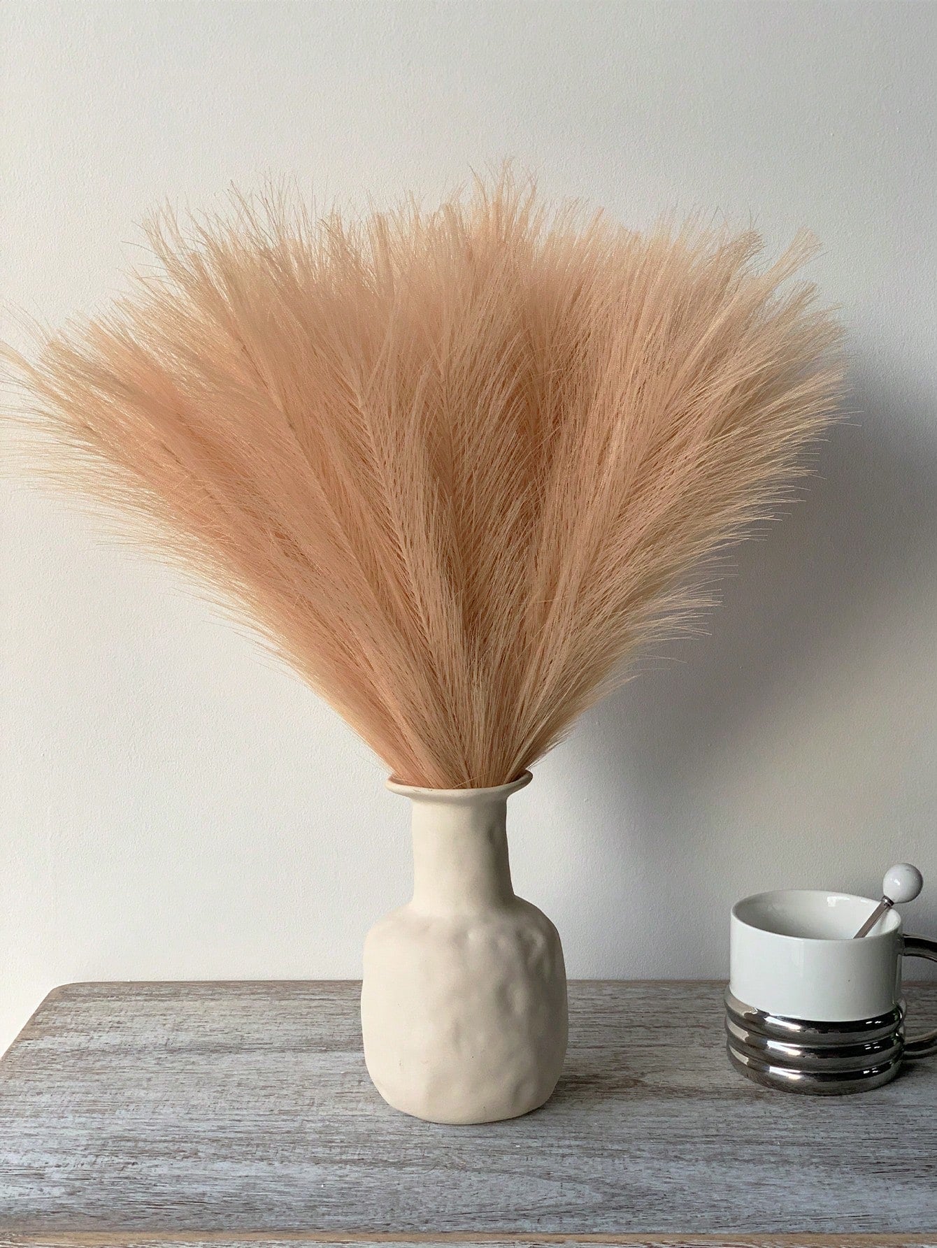 نبات صناعي من الألياف قصير الساق مكون من 6افرع زهرية لنبات الريش في لون الكاكي