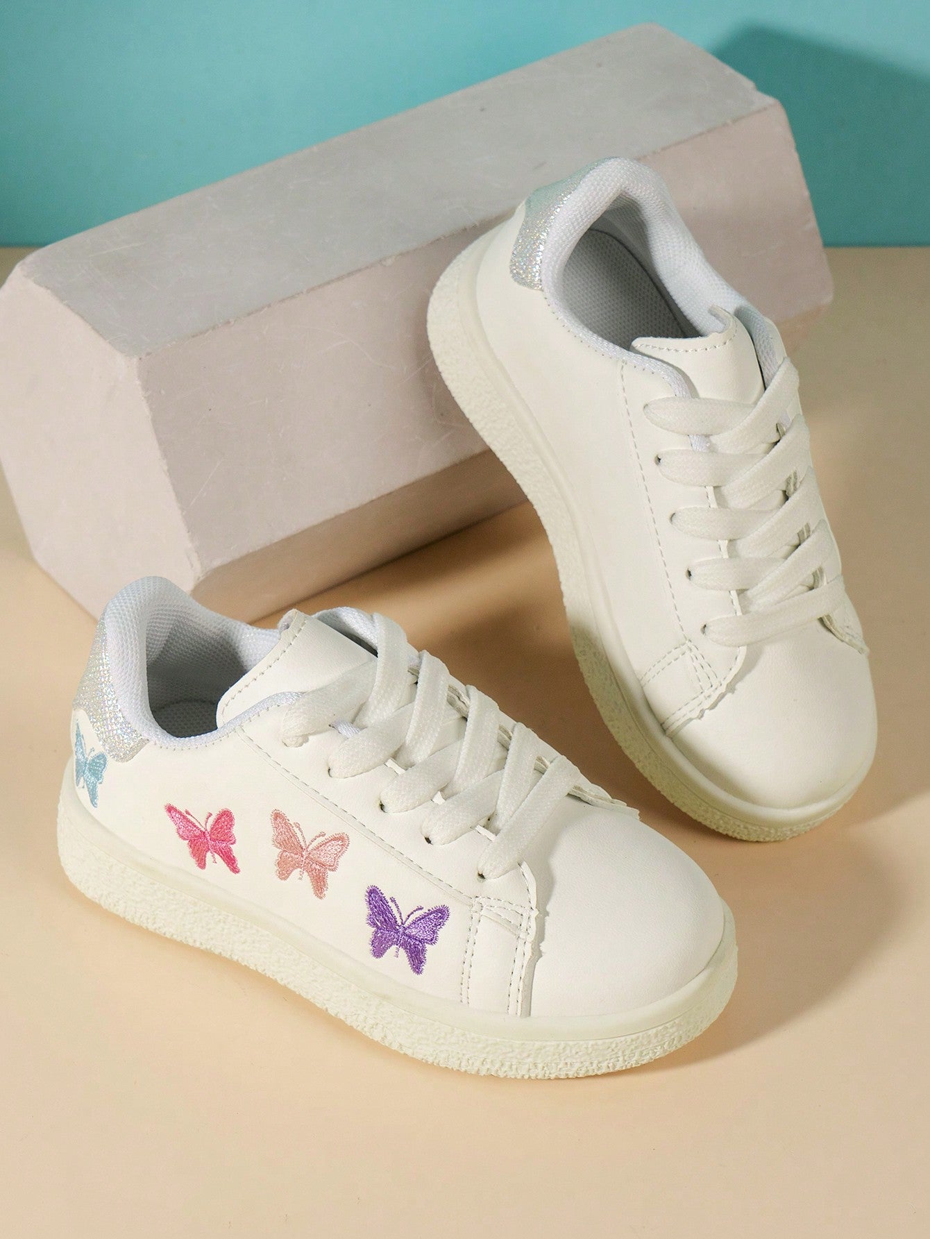 حذاء رياضي مسطح للفتيات بتطريز فراشة مقاوم للماء ومانع للانزلاق، ملائم لجميع الفصول الأربعة