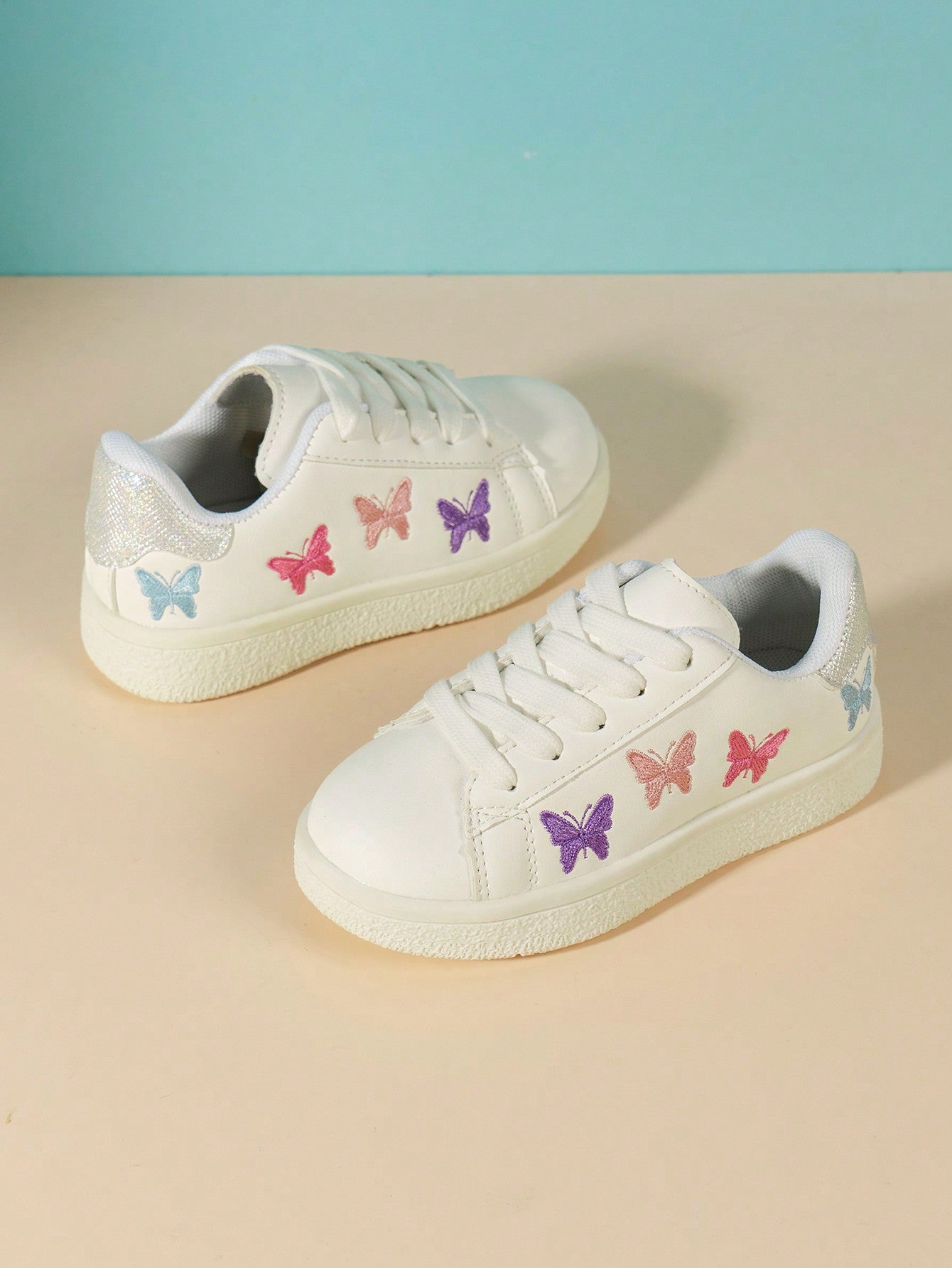 حذاء رياضي مسطح للفتيات بتطريز فراشة مقاوم للماء ومانع للانزلاق، ملائم لجميع الفصول الأربعة