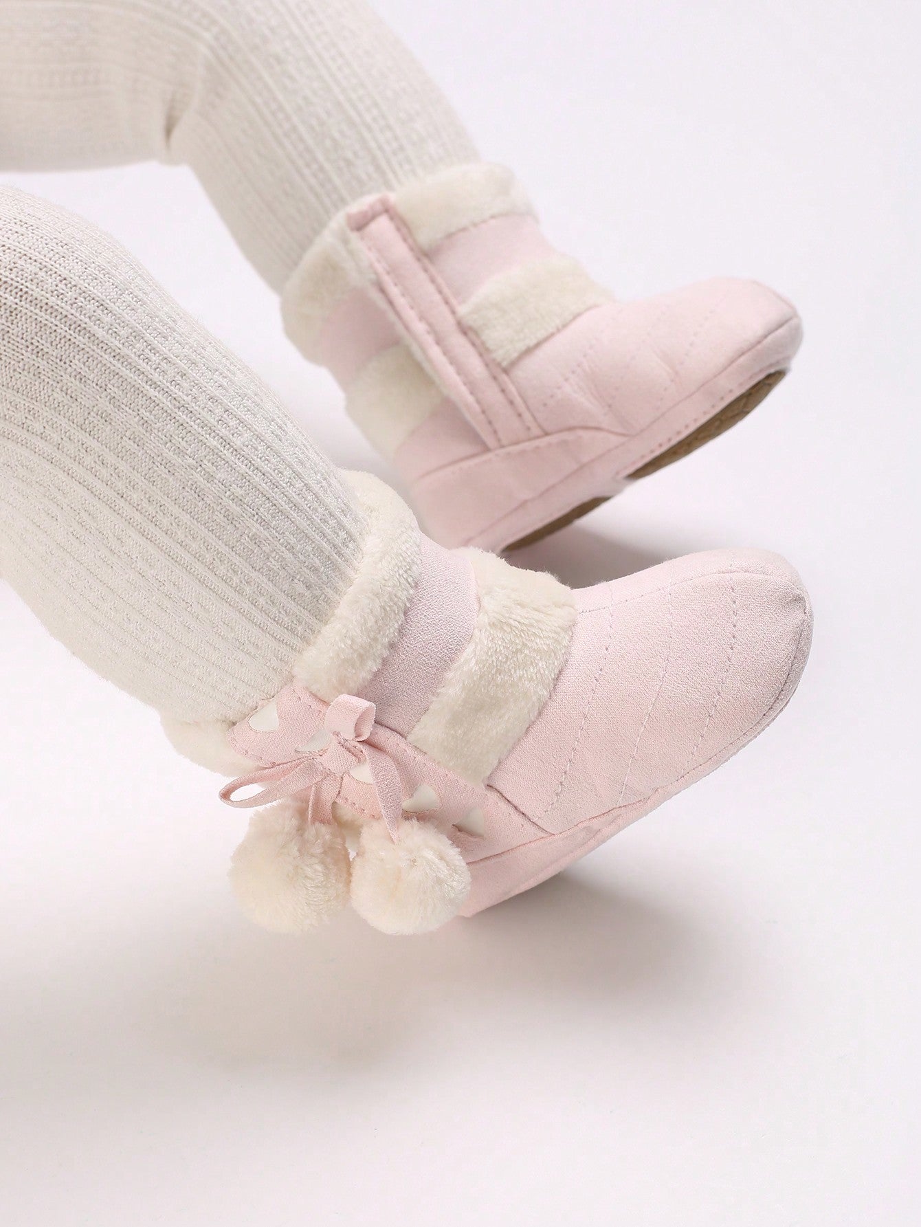 حذاء للرضع بقاعدة ناعمة سميكة لفصل الخريف والشتاء ومناسب للأطفال من عمر 0-12 شهرًا مع غطاء للقدم وجوارب حذاء مزخرفة بكرة محببة ودافئة