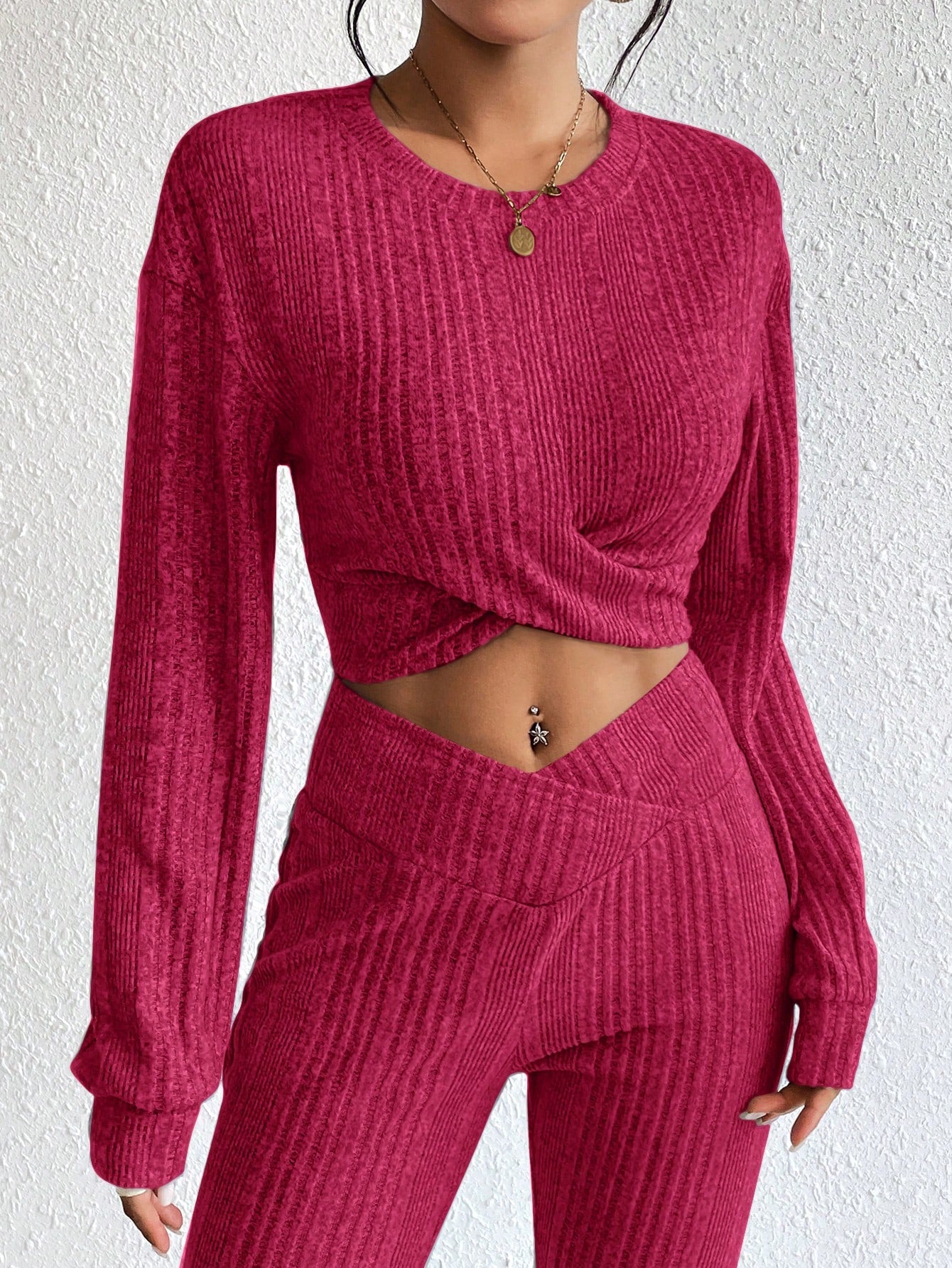 قميص ثقيل قصير موحدة اللون منخفض الاكتاف متقاطع