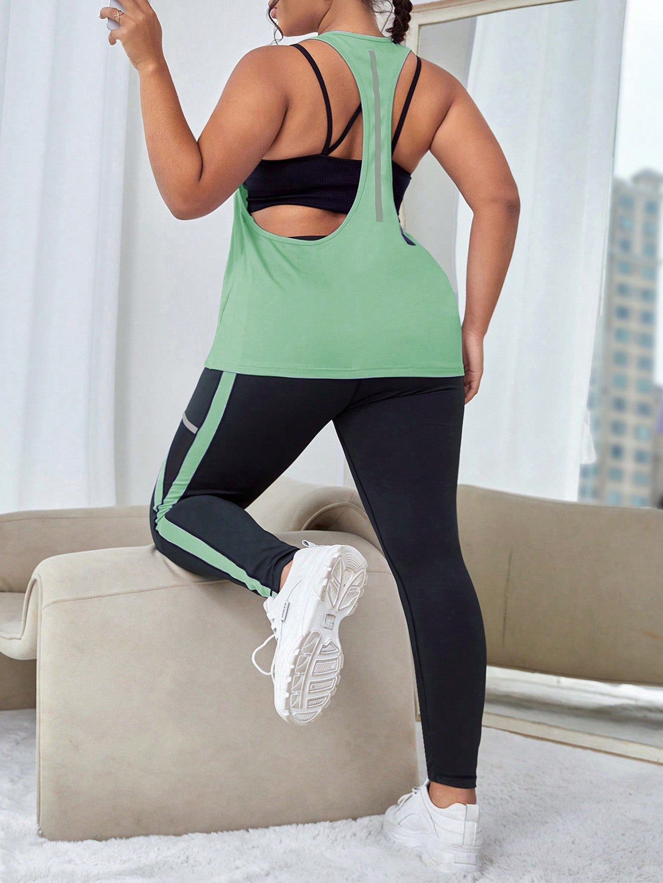 طقم لباس رياضي بشريط جانبي متباين مع جيب الهاتف الخليوي مقاس كبير