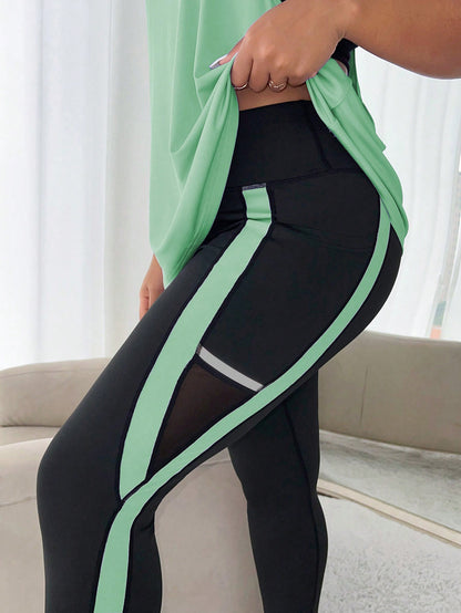 طقم لباس رياضي بشريط جانبي متباين مع جيب الهاتف الخليوي مقاس كبير