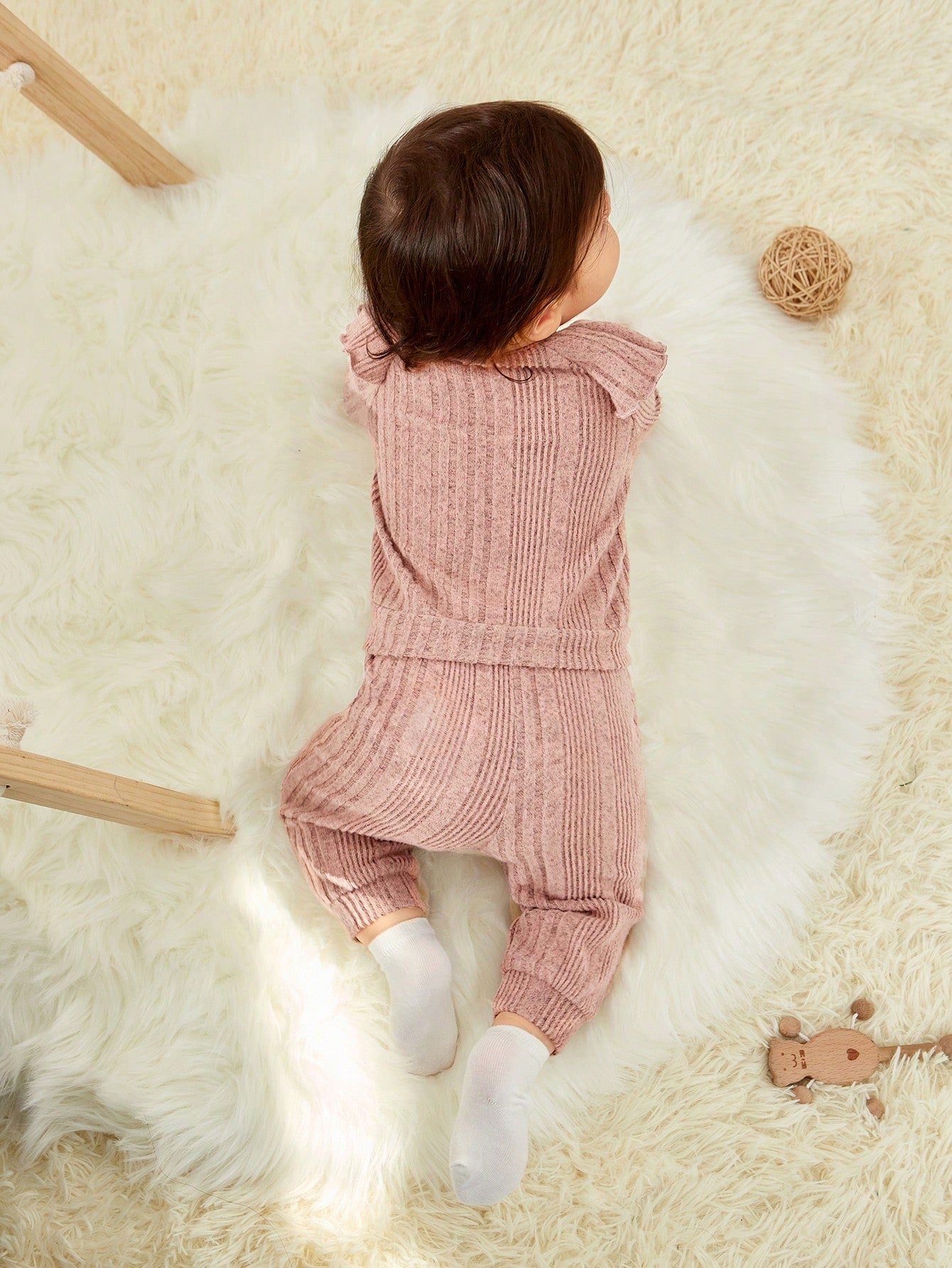 تي شيرت وبنطلون مقلم بكشكش مع عقال الرأس للبنات الاطفال