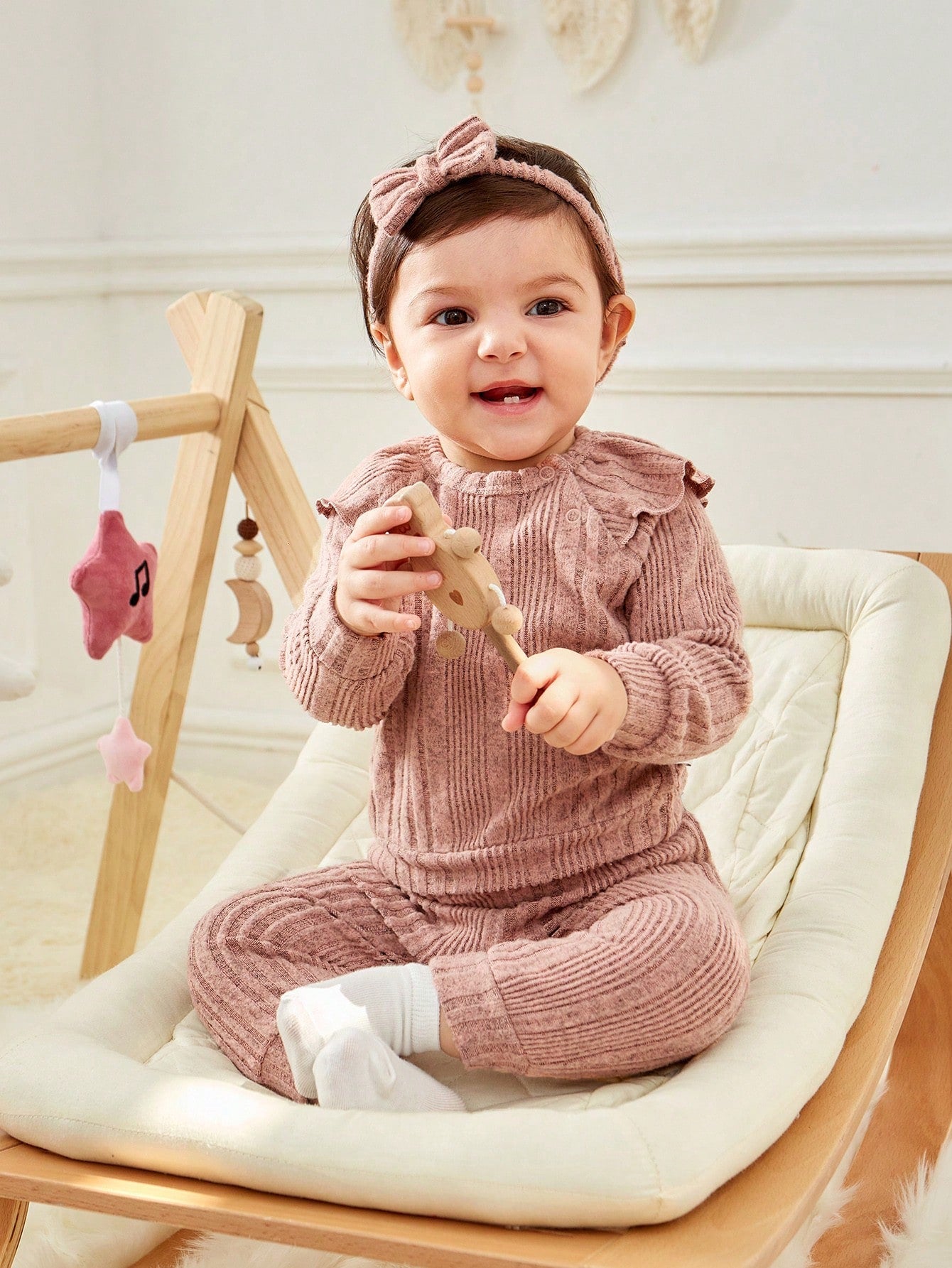 تي شيرت وبنطلون مقلم بكشكش مع عقال الرأس للبنات الاطفال