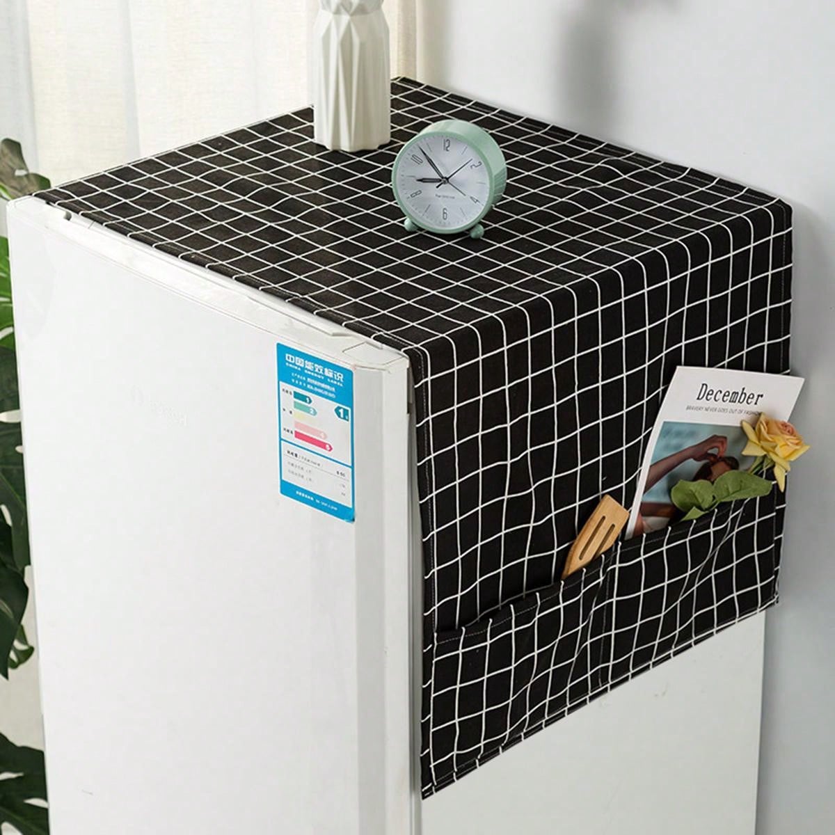 غطاء غبار جانبي أبيض وأسود بسيط