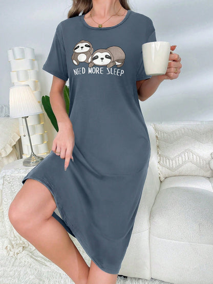 بيجامة نوم بطباعة كسول كرتوني