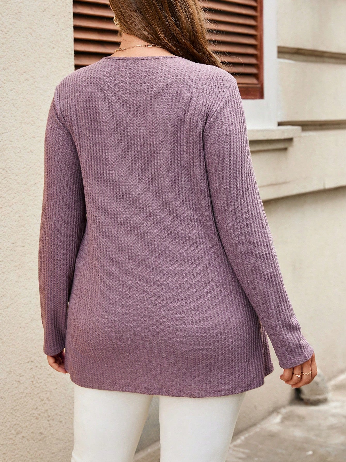 تي شيرت طباعة مربع النقش ياقة بقصة مطوية مقاس كبير