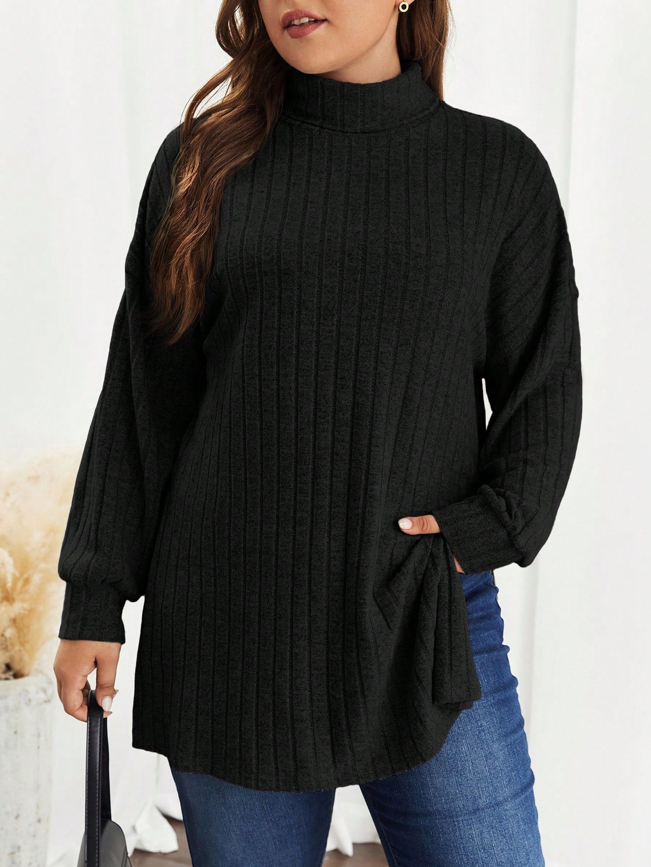 تي شيرت بياقة ترتلنك من قماش الحبوب ذات الأكتاف المنخفضة والهمش المنقسم