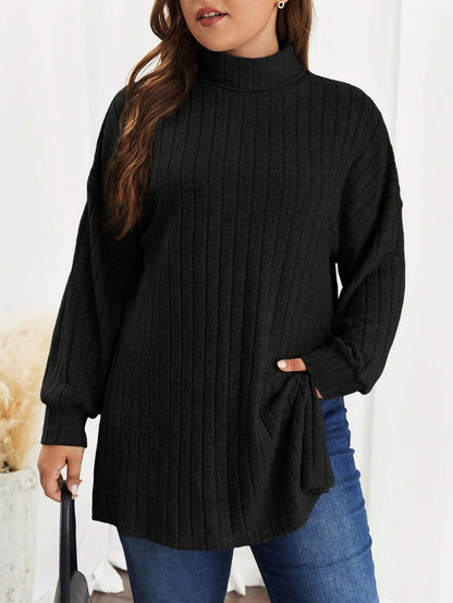 تي شيرت بياقة ترتلنك من قماش الحبوب ذات الأكتاف المنخفضة والهمش المنقسم