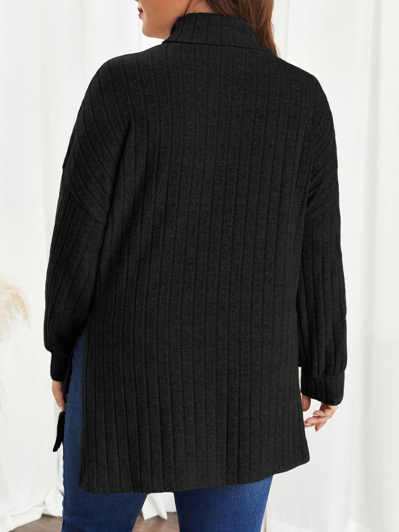 تي شيرت بياقة ترتلنك من قماش الحبوب ذات الأكتاف المنخفضة والهمش المنقسم