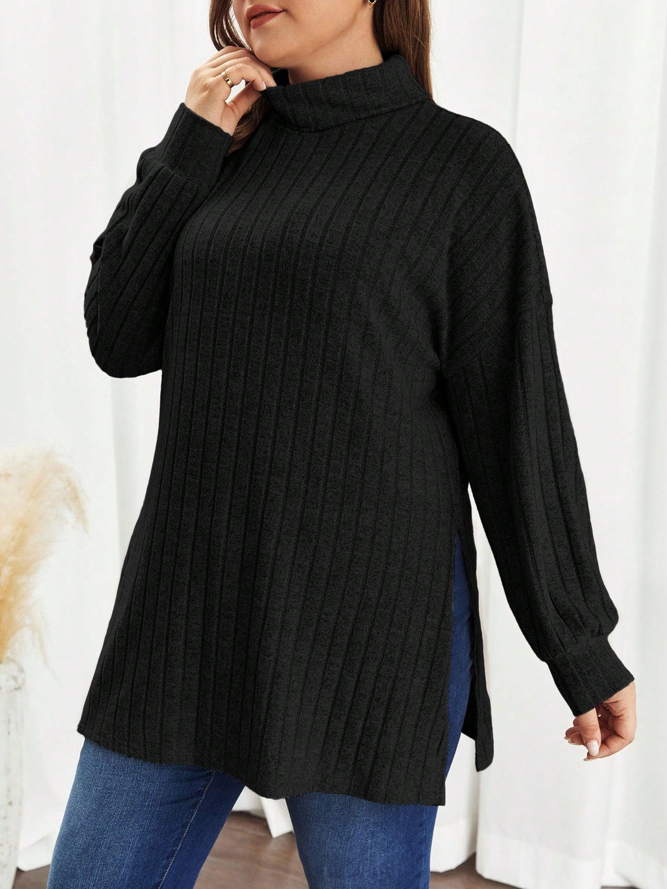 تي شيرت بياقة ترتلنك من قماش الحبوب ذات الأكتاف المنخفضة والهمش المنقسم