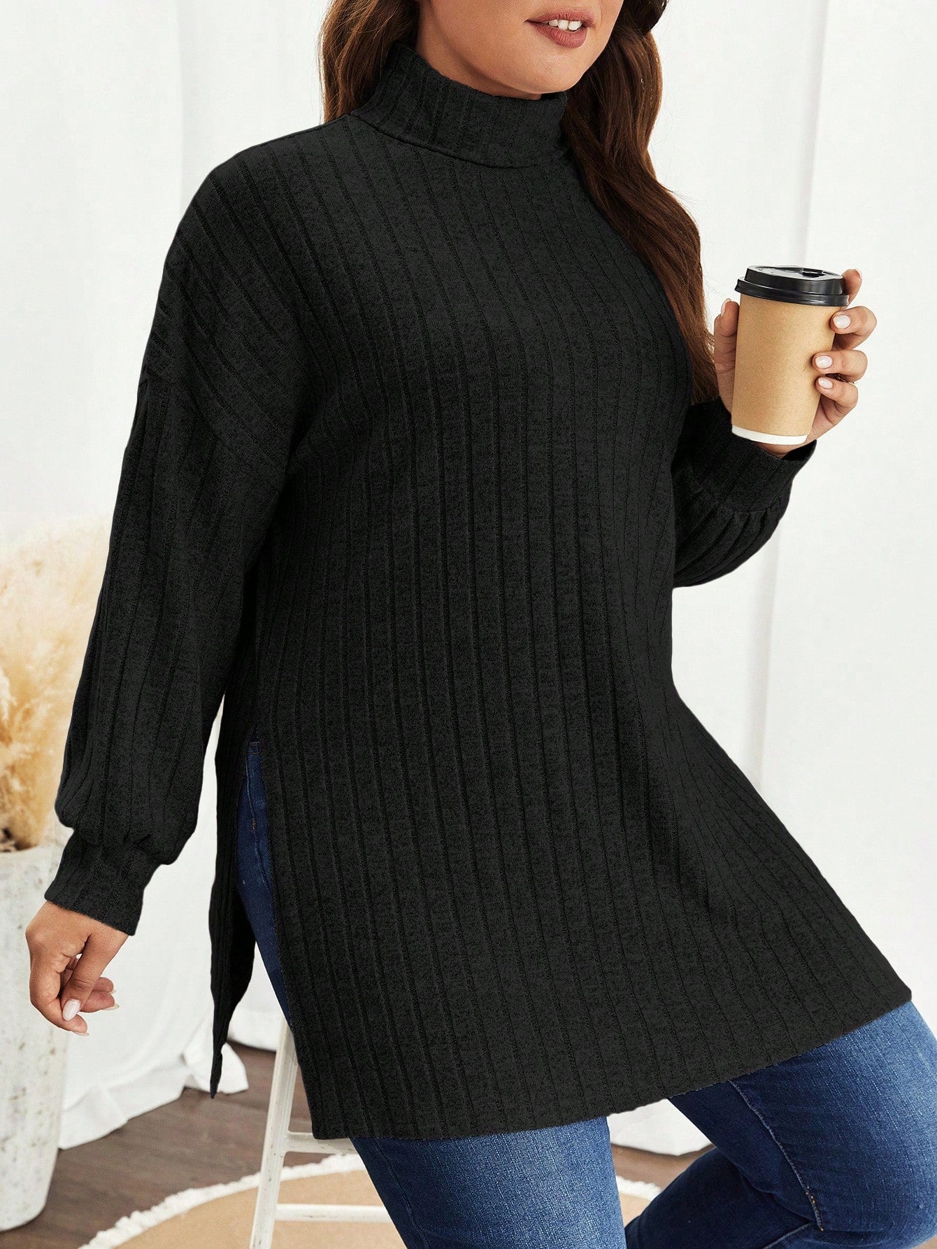 تي شيرت بياقة ترتلنك من قماش الحبوب ذات الأكتاف المنخفضة والهمش المنقسم