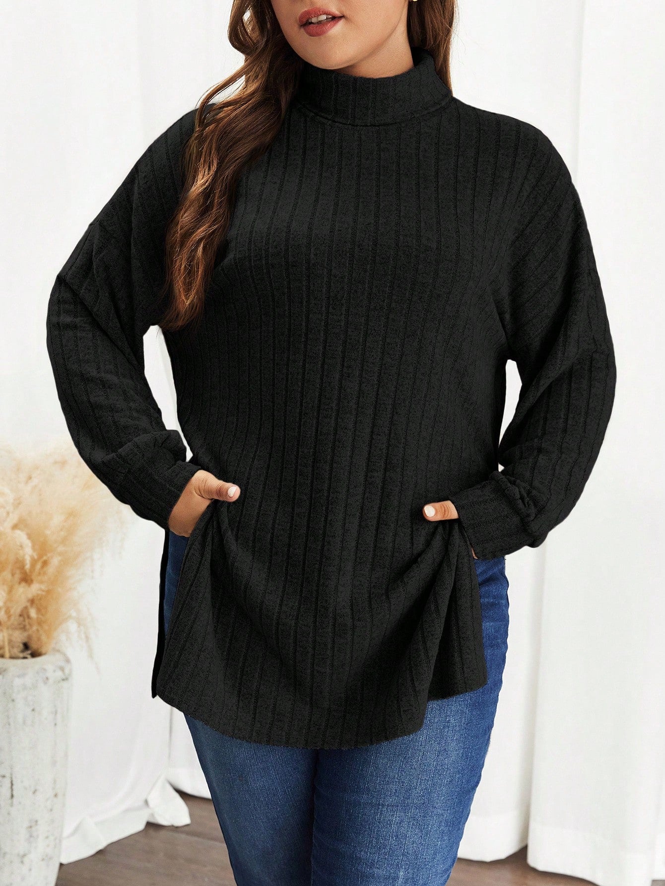 تي شيرت بياقة ترتلنك من قماش الحبوب ذات الأكتاف المنخفضة والهمش المنقسم