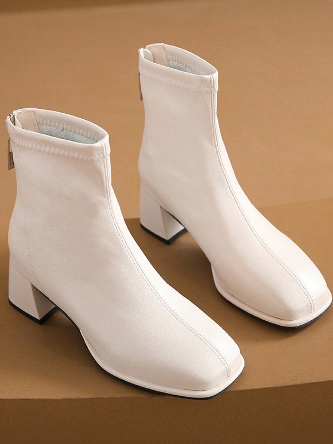 حذاء بوتي مدبب بكعب مرتفع معتدل للسيدات ذوي الكعب السميك بنمط فرنسي نعل مدبب مثالي للفساتين