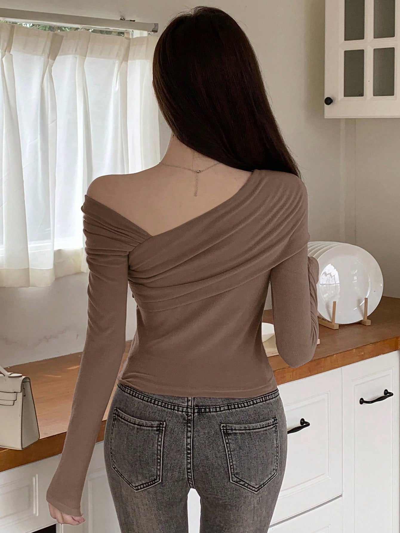 تيشرت كاجول للنساء بأكمام طويلة، ياقة مرتفعة، أحادي اللون وغير متماثل الأكتاف