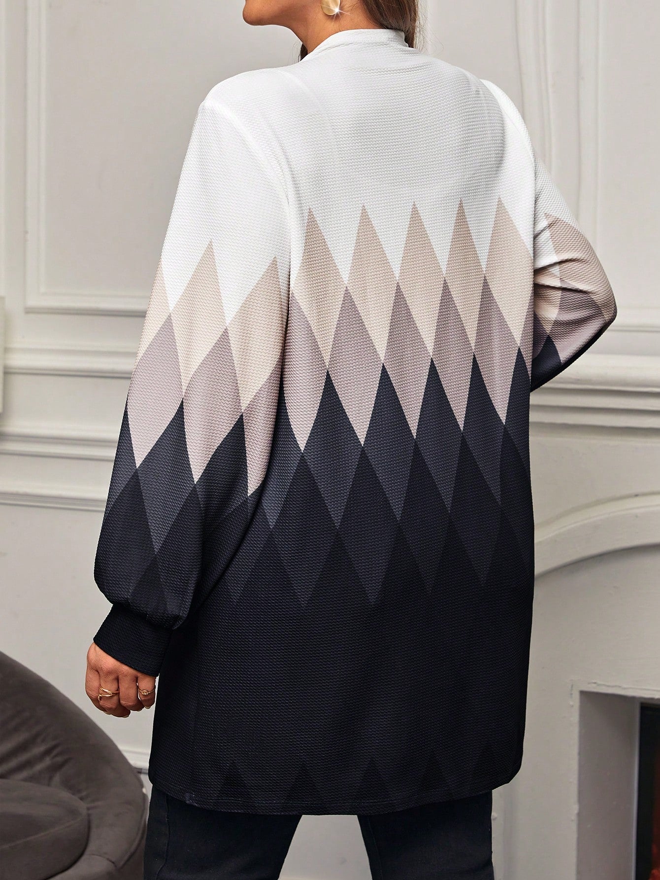 معطف بألوان مختلفة وطبعة المربعات الاستوائية وأزرار مفتوحة من الأمام بحجم زائد