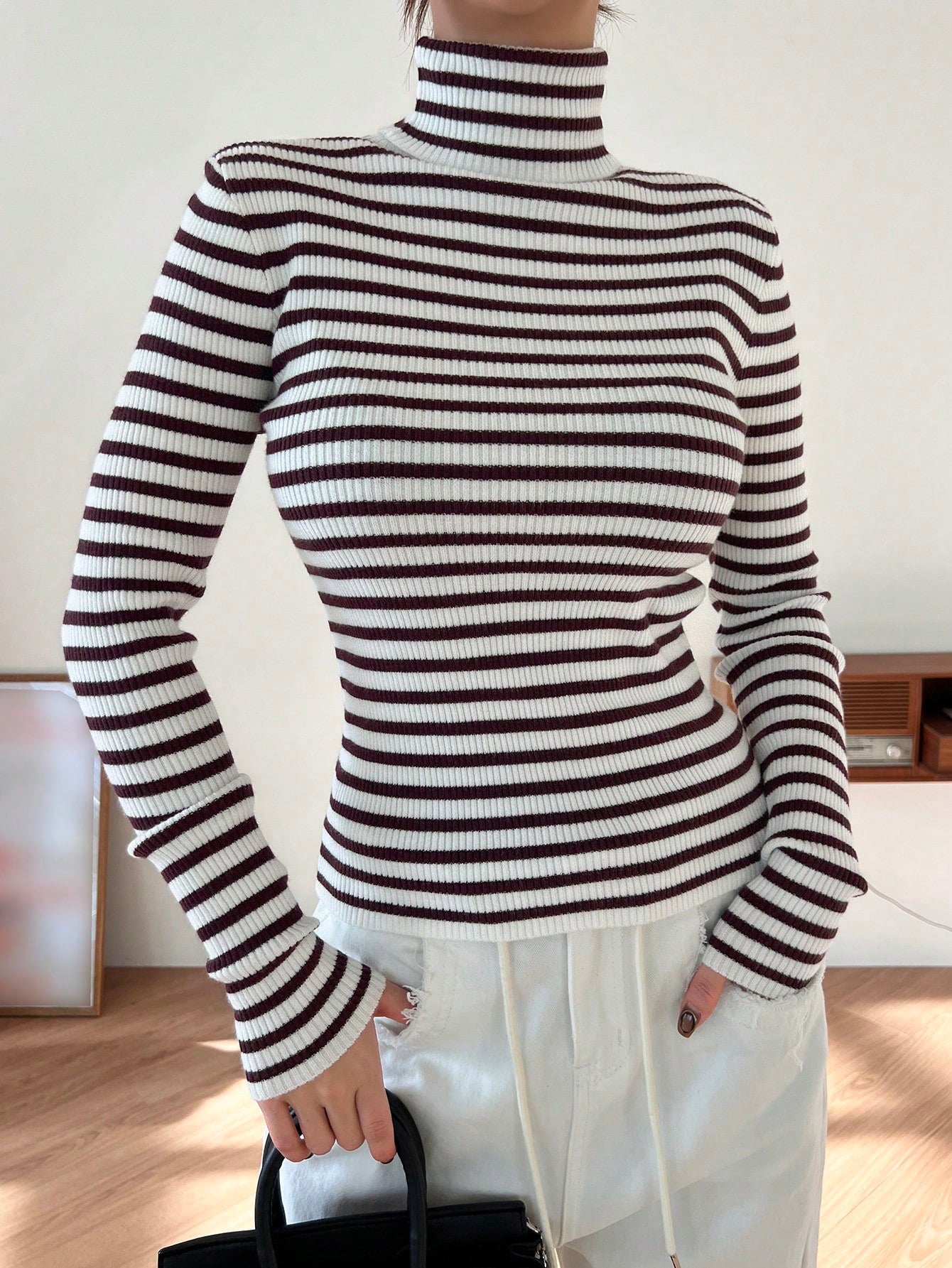 سترة مخططة عالية الرقبة للنساء