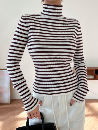 سترة مخططة عالية الرقبة للنساء