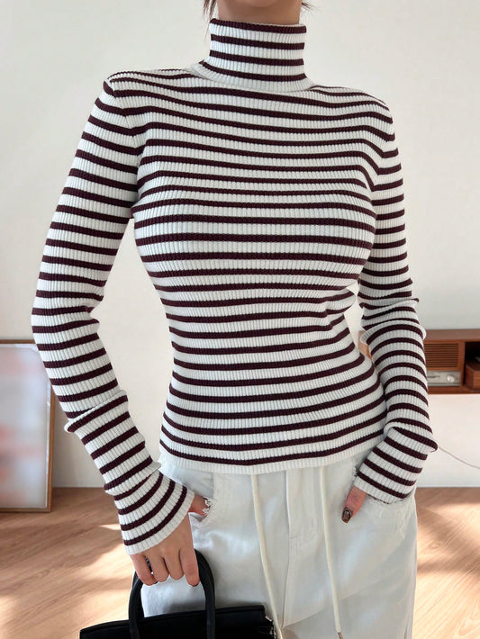 سترة مخططة عالية الرقبة للنساء