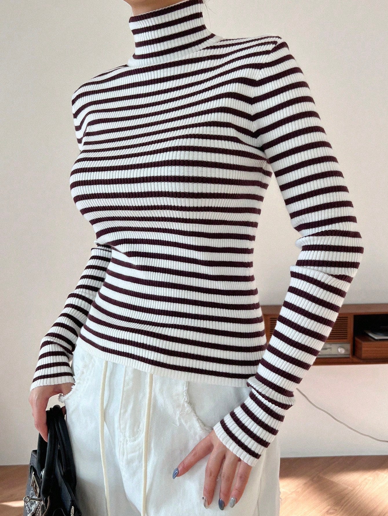 سترة مخططة عالية الرقبة للنساء