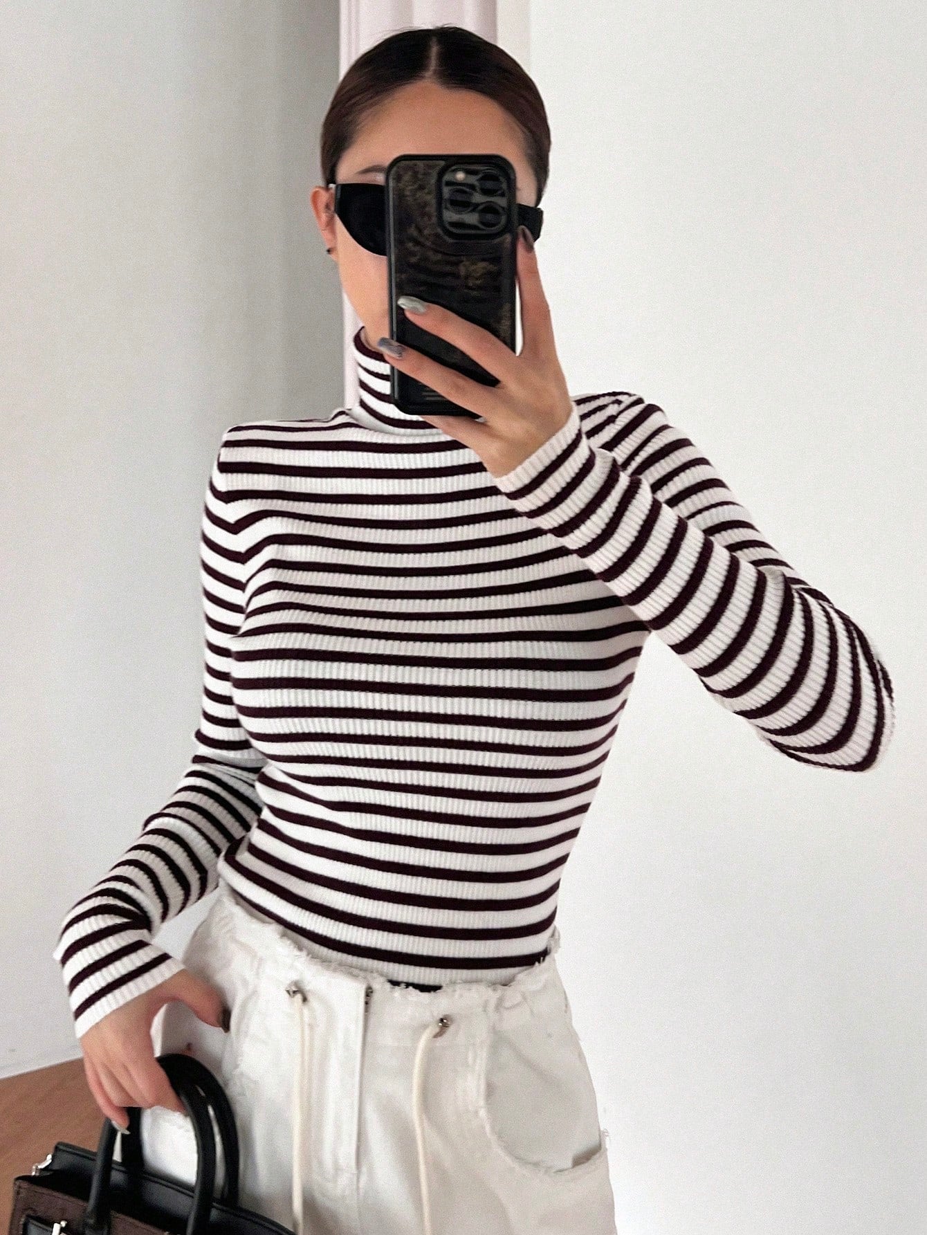 سترة مخططة عالية الرقبة للنساء