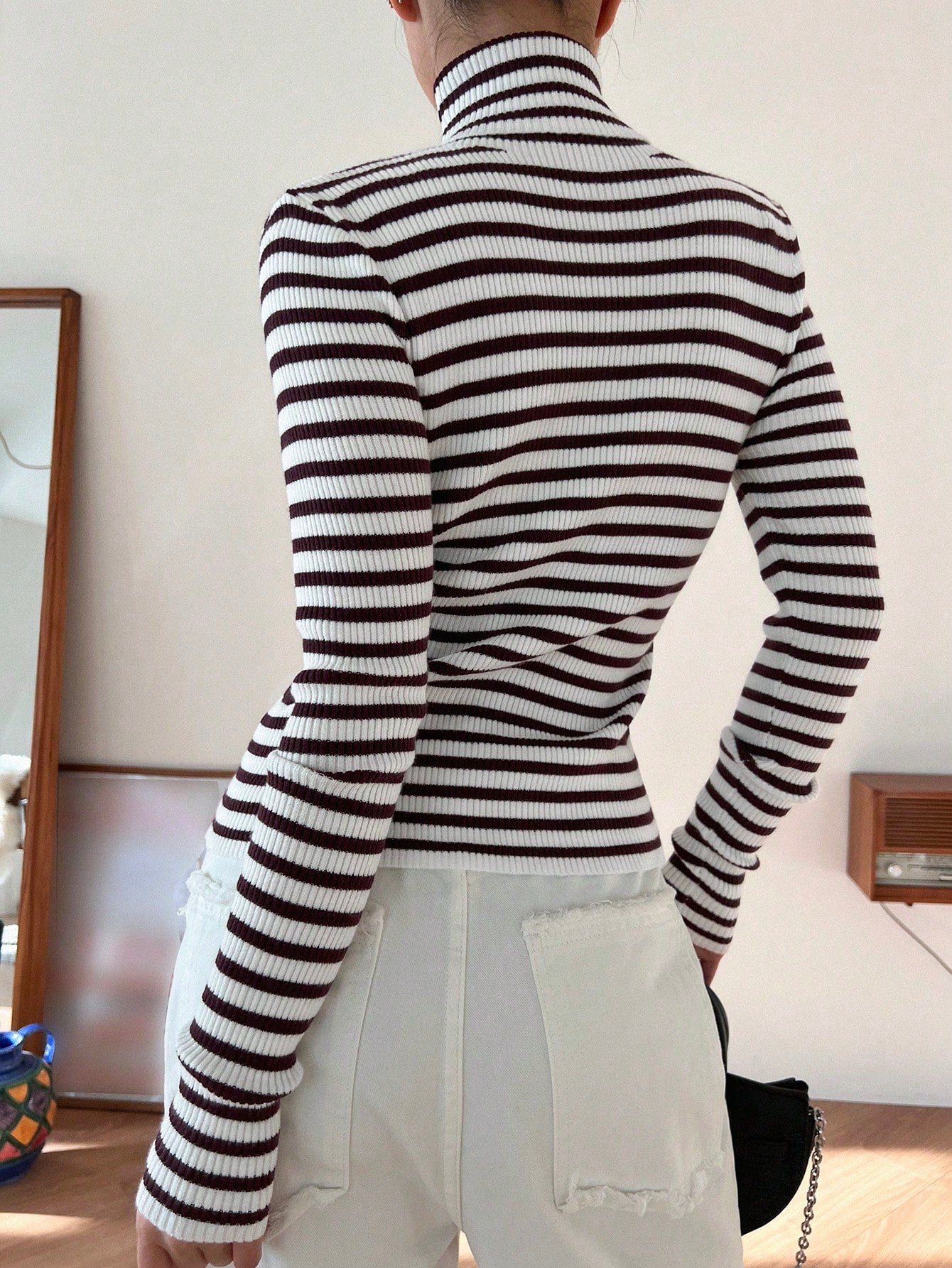 سترة مخططة عالية الرقبة للنساء