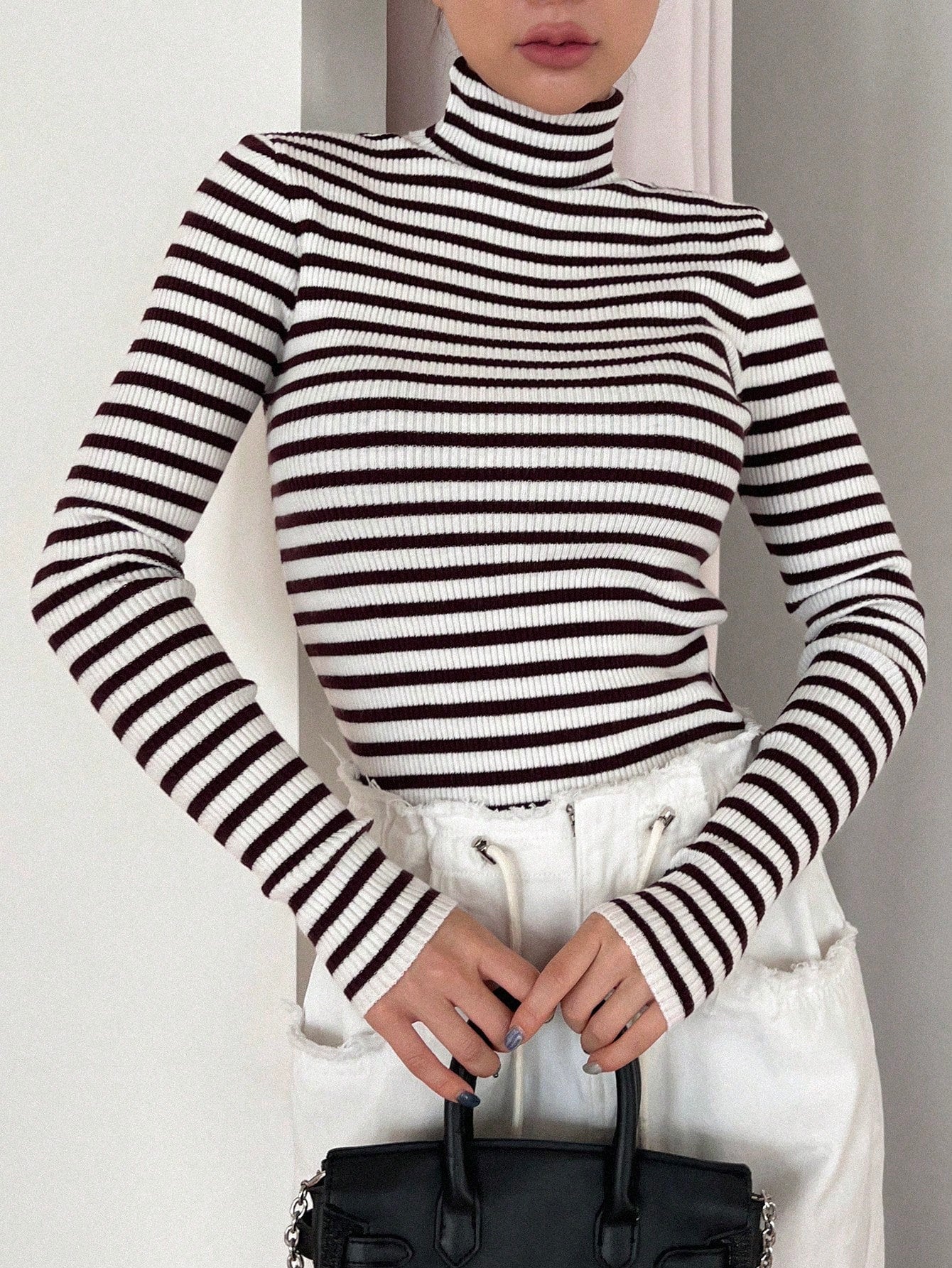 سترة مخططة عالية الرقبة للنساء