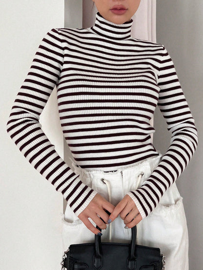 سترة مخططة عالية الرقبة للنساء