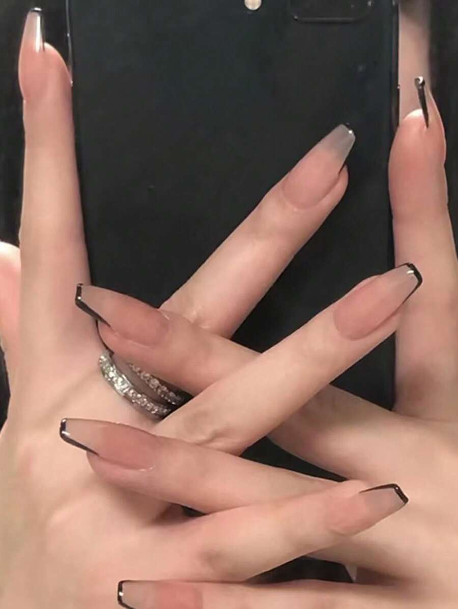 الأظافر المستديرة بشكل لوزي