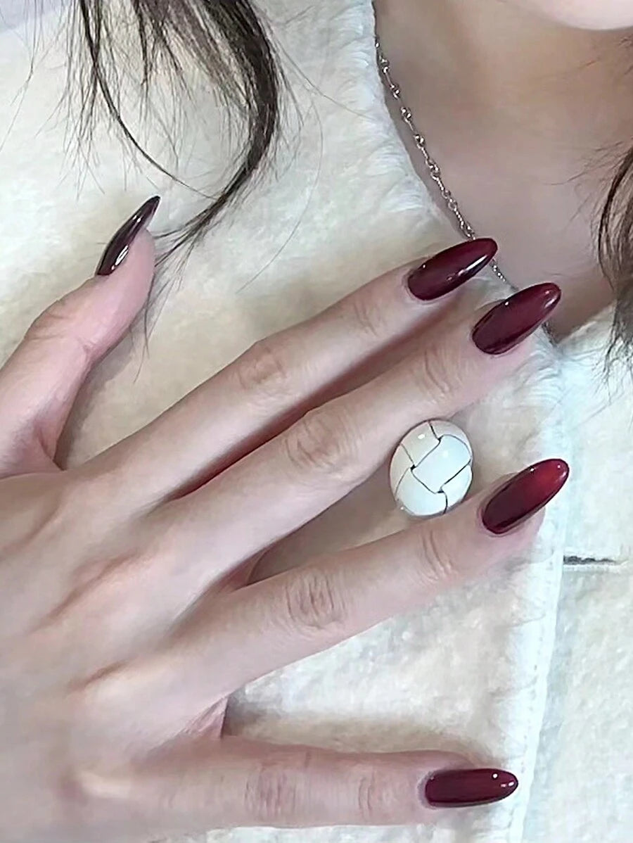 أظافر كاذبة بموحد اللون