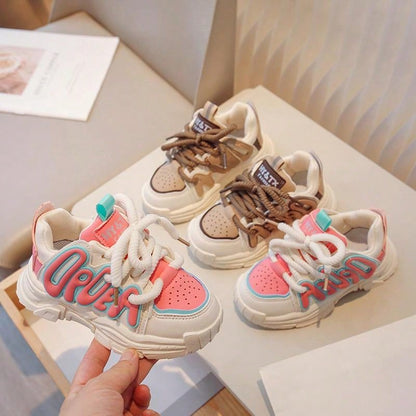 زوج واحد من أحذية الجري المقاومة للانزلاق للأطفال الأولاد والبنات مع زخرفة الحروف للربيع والصيف والخريف والشتاء