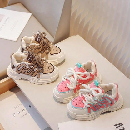 زوج واحد من أحذية الجري المقاومة للانزلاق للأطفال الأولاد والبنات مع زخرفة الحروف للربيع والصيف والخريف والشتاء