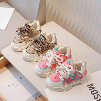 زوج واحد من أحذية الجري المقاومة للانزلاق للأطفال الأولاد والبنات مع زخرفة الحروف للربيع والصيف والخريف والشتاء
