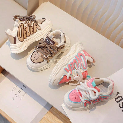 زوج واحد من أحذية الجري المقاومة للانزلاق للأطفال الأولاد والبنات مع زخرفة الحروف للربيع والصيف والخريف والشتاء