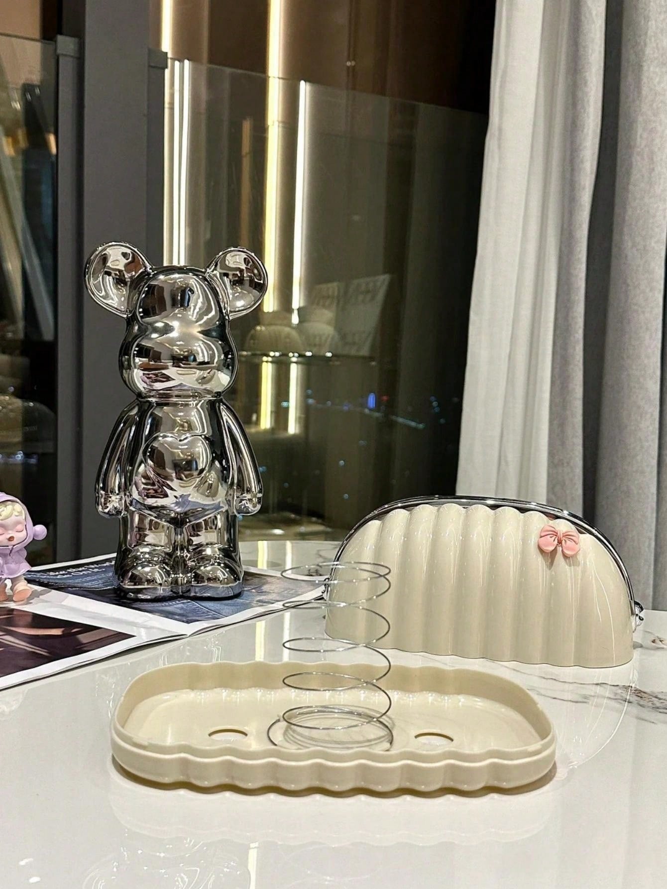 صندوق مناديل على شكل خبز بتصميم مبتكر ودافئ مع تصميم صدفة، تزينها زهرة الفراشة والربطة، مناسبة للاستخدام في الحمام وغرفة المعيشة وعلى المكتب.