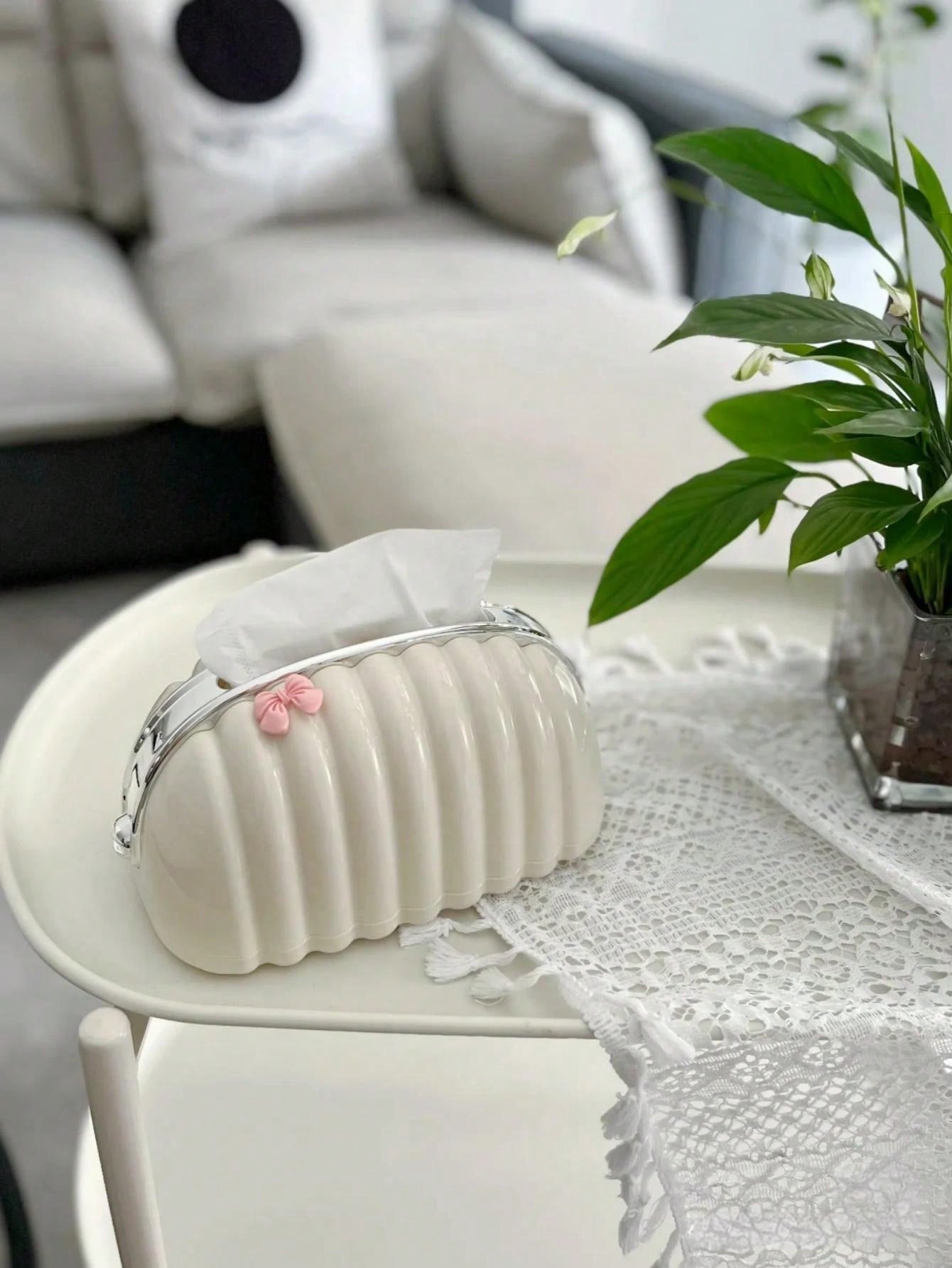 صندوق مناديل على شكل خبز بتصميم مبتكر ودافئ مع تصميم صدفة، تزينها زهرة الفراشة والربطة، مناسبة للاستخدام في الحمام وغرفة المعيشة وعلى المكتب.