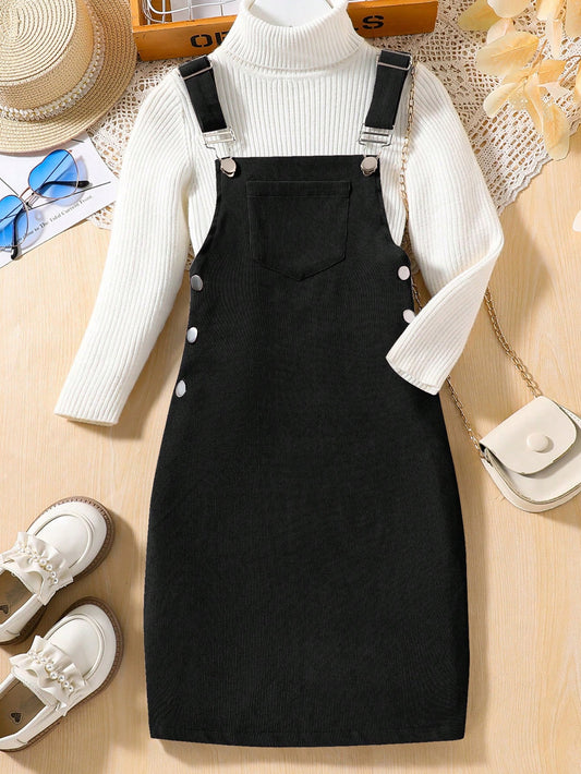 فتاة مراهقة فستان بأحمال الكتف بلون سادة، بتصميم بسيط وأنيق وخصر كلاسيكي عالي وناعم ومريح للاستخدام في الصيف