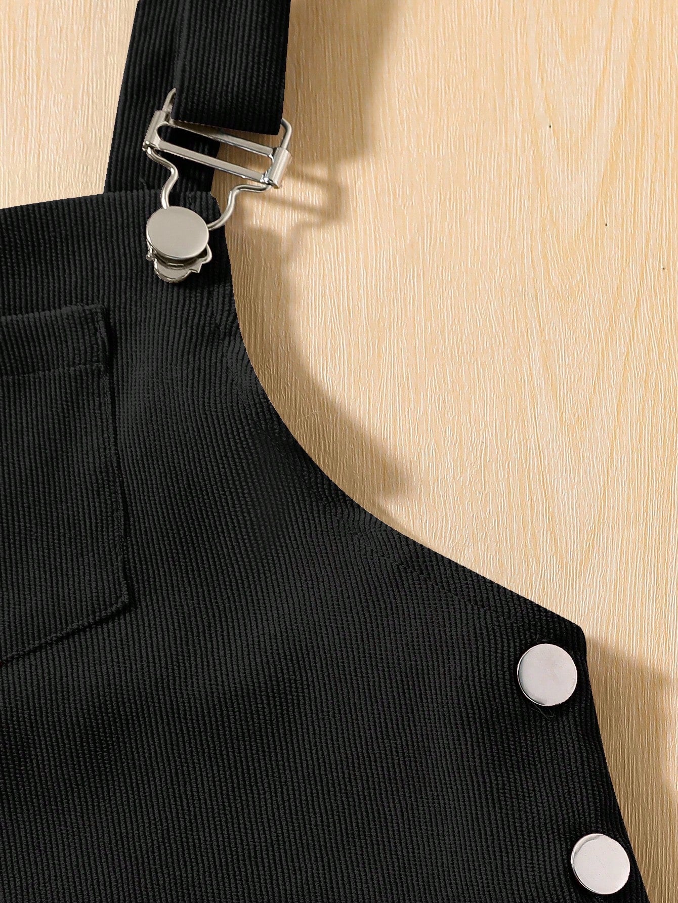 فتاة مراهقة فستان بأحمال الكتف بلون سادة، بتصميم بسيط وأنيق وخصر كلاسيكي عالي وناعم ومريح للاستخدام في الصيف