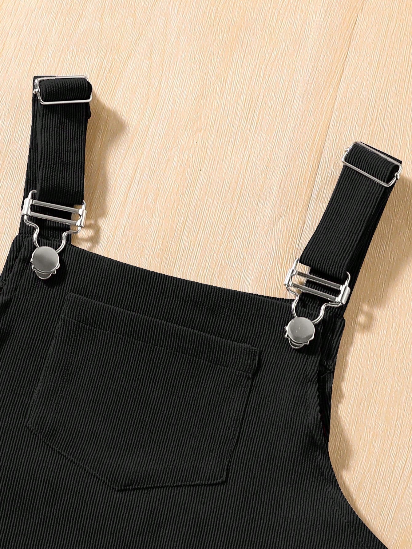 فتاة مراهقة فستان بأحمال الكتف بلون سادة، بتصميم بسيط وأنيق وخصر كلاسيكي عالي وناعم ومريح للاستخدام في الصيف