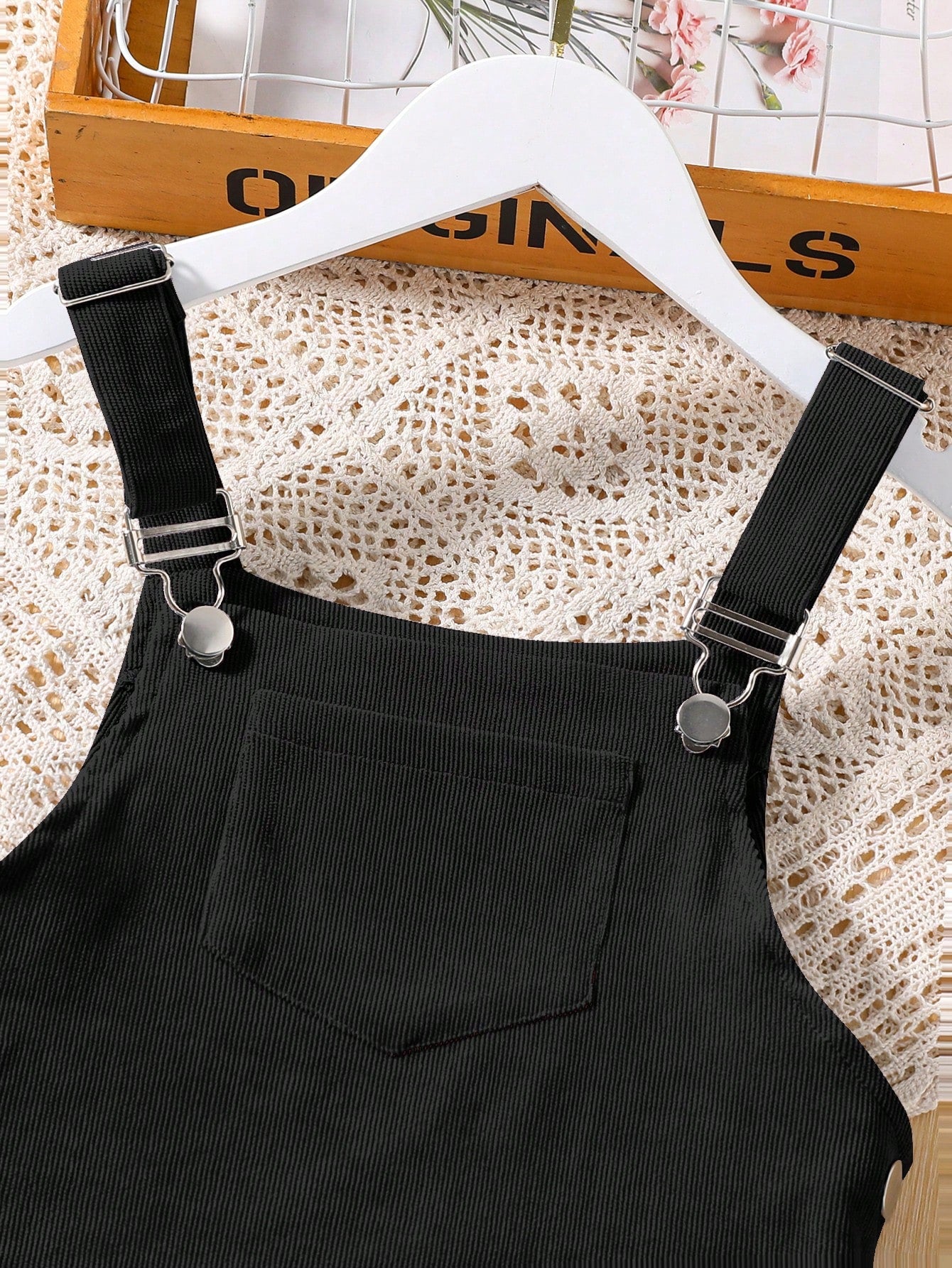 فتاة مراهقة فستان بأحمال الكتف بلون سادة، بتصميم بسيط وأنيق وخصر كلاسيكي عالي وناعم ومريح للاستخدام في الصيف