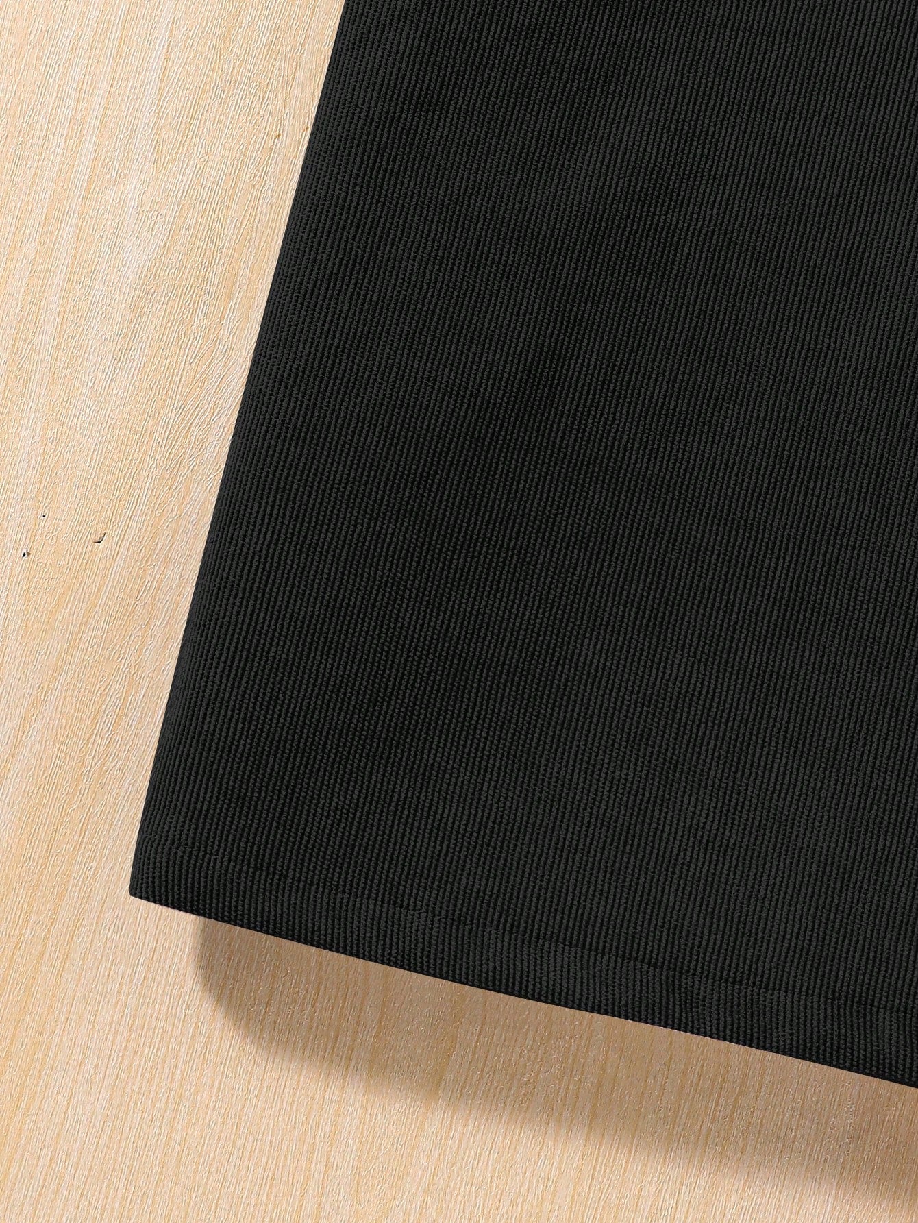 فتاة مراهقة فستان بأحمال الكتف بلون سادة، بتصميم بسيط وأنيق وخصر كلاسيكي عالي وناعم ومريح للاستخدام في الصيف